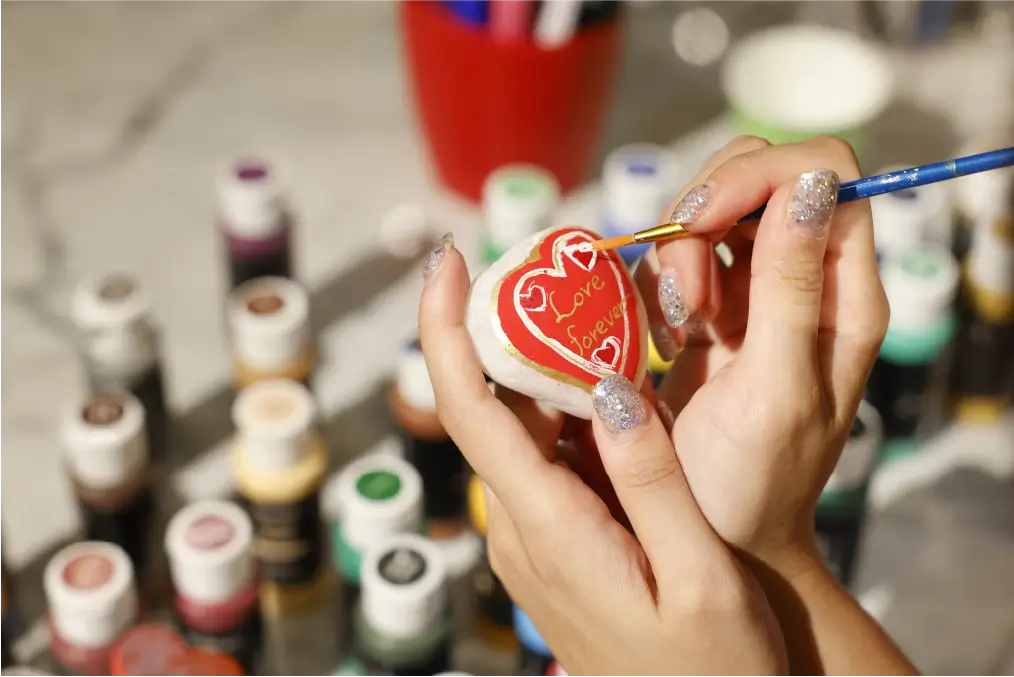 石に宿る物語を描く、ペインティングストーンミュージアム