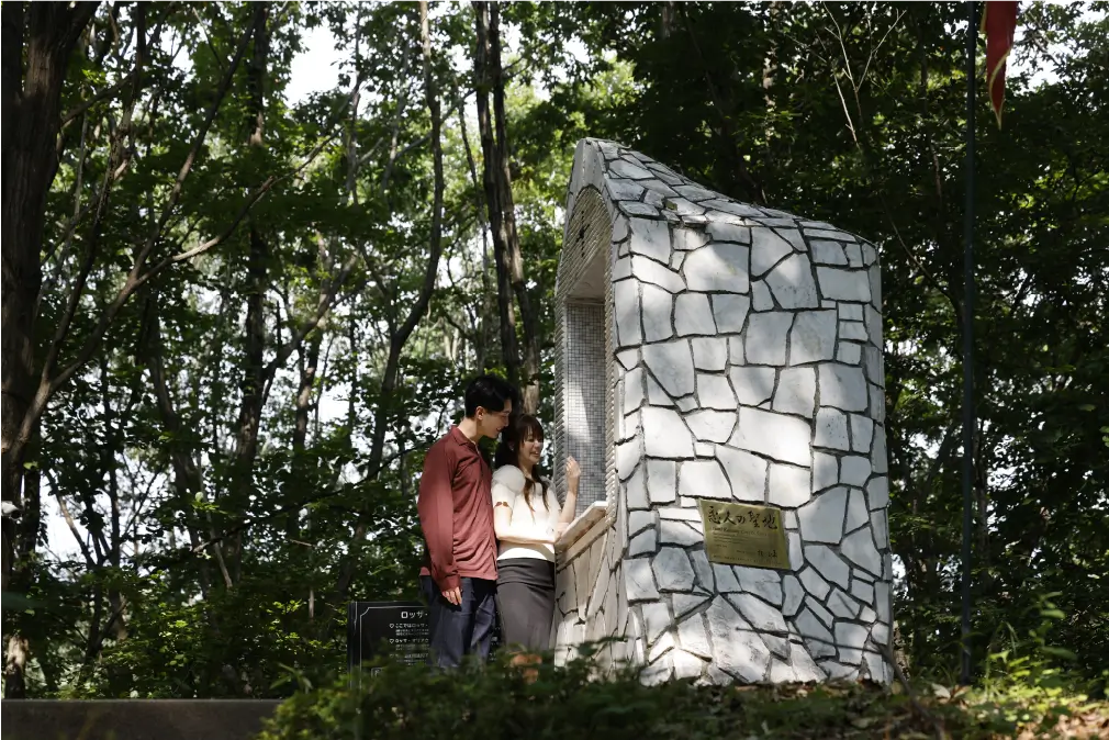 風と光に祈りを重ねる丘、ROSSA MARIA