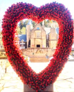 群馬県高山村のロックハート城。赤いバラで飾られた巨大なハートのオブジェ越しに見える本物の英国古城。結婚式のフォトスポットとしても人気。