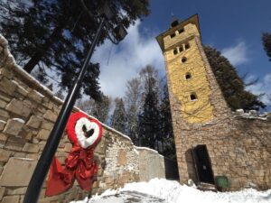 雪が積もった冬のロックハート城の石造りの塔と赤いハートのリース装飾