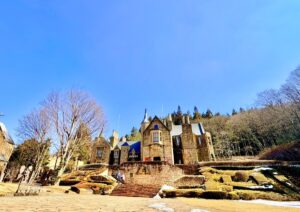 青空のもと、群馬県高山村に佇む英国から移築された石造りの本物のお城「ロックハート城」の全景