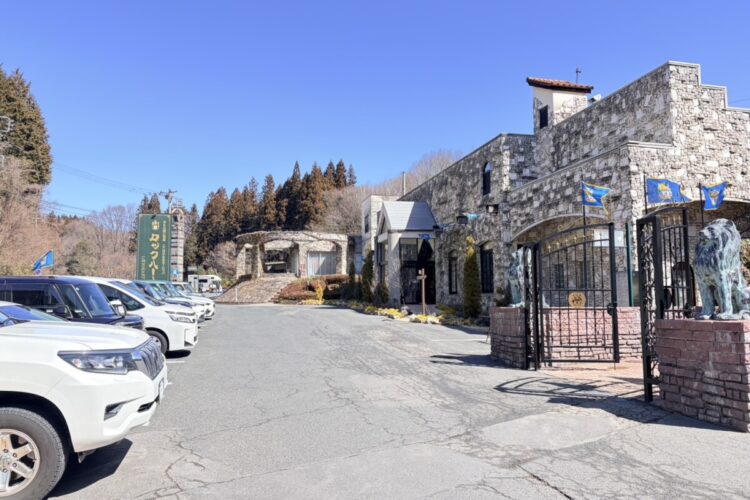 【今日のロックハート城】青空に映える英国の古城、春の訪れを感じて🌼