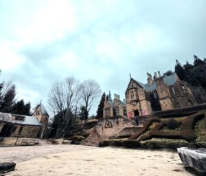 曇り空の下、静かに佇むロックハート城の全景。石造りの外観と階段、広場が織りなす、映画のワンシーンのようなノスタルジックな風景