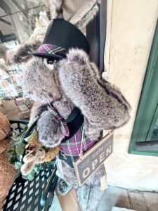 鮮やかな青空の下、階段の先に見える重厚な石造りのロックハート城。春の陽光を浴びた美しい古城の全景。