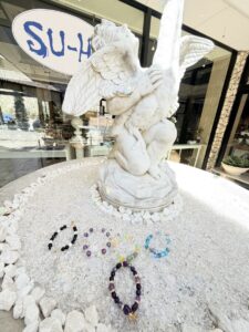 天窓から光が降り注ぐ「SU-HA」の室内。中央には大きな水晶が鎮座し、サンキャッチャーが輝く幻想的なリフレッシュ空間