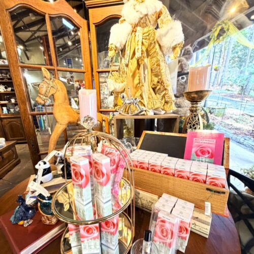 🏰【今日のロックハート城】最高の青空！お散歩のあとは、お城の香りに包まれて🌹✨