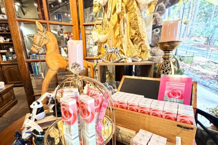 🏰【今日のロックハート城】最高の青空！お散歩のあとは、お城の香りに包まれて🌹✨