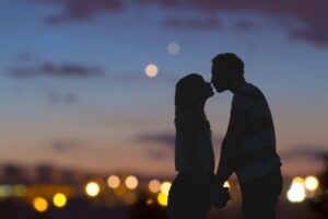 「プロポーズの聖地であるロックハート城なら、女性からの『逆プロポーズ』もロマンチックに決まります。群馬県高山村の広大な敷地内には、誓いの鐘やハートの絵馬など、想いを伝えるのにぴったりのスポットが満載。お二人にとって最高の『結婚しよう』を、ここロックハート城から始めてみませんか?」