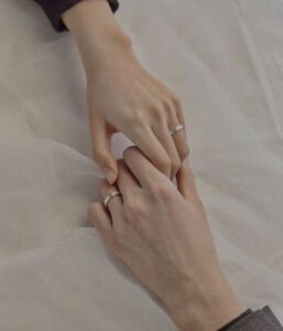 群馬県高山村のロックハート城での結婚式。結婚指輪をはめて優しく手を重ね合う新郎新婦の手元のアップショット。