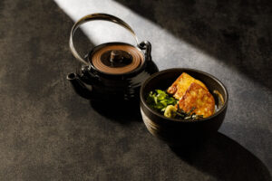 髙山村の結婚式場ロックハート城。フォアグラのソテーを贅沢にのせた小丼と急須。出汁の香りが立ち上る和洋折衷の締めの一品。