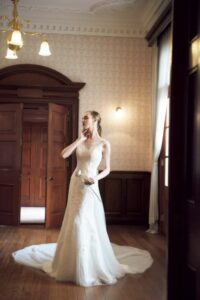ロックハート城のアンティークな内装に映える、白レースのウエディングドレス。格式高い城館でのウエディング。