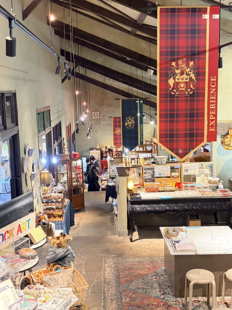 王冠とレースのヘッドドレスを身につけた、可愛らしくエレガントな白熊の人形。