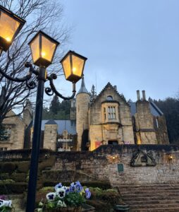 ロックハート城へと続く、ランプが灯る夕暮れの森の小径。「魔法にかかった、森の小径。」「夕暮れ時も、ロマンチック」などの文字が入った、幻想的な風景。