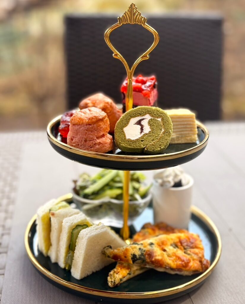 ロックハート城・パトリシアで提供される、スコーンやスイーツが並んだ優雅な2段アフタヌーンティースタンド。