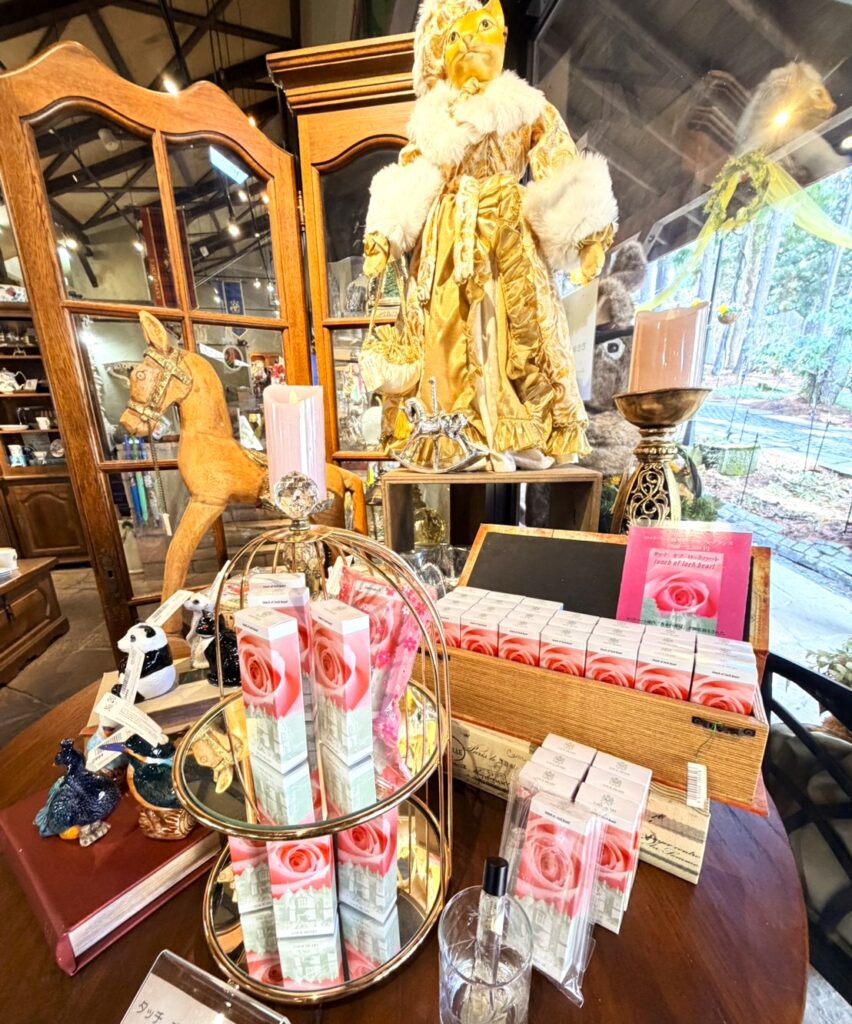 群馬県・ロックハート城限定フレグランス「タッチオブロックハート」をご紹介🌹古城の気品をイメージした華やかなローズの香りは、お土産やギフトに最適です✨ショップでの販売情報をご案内します🏰