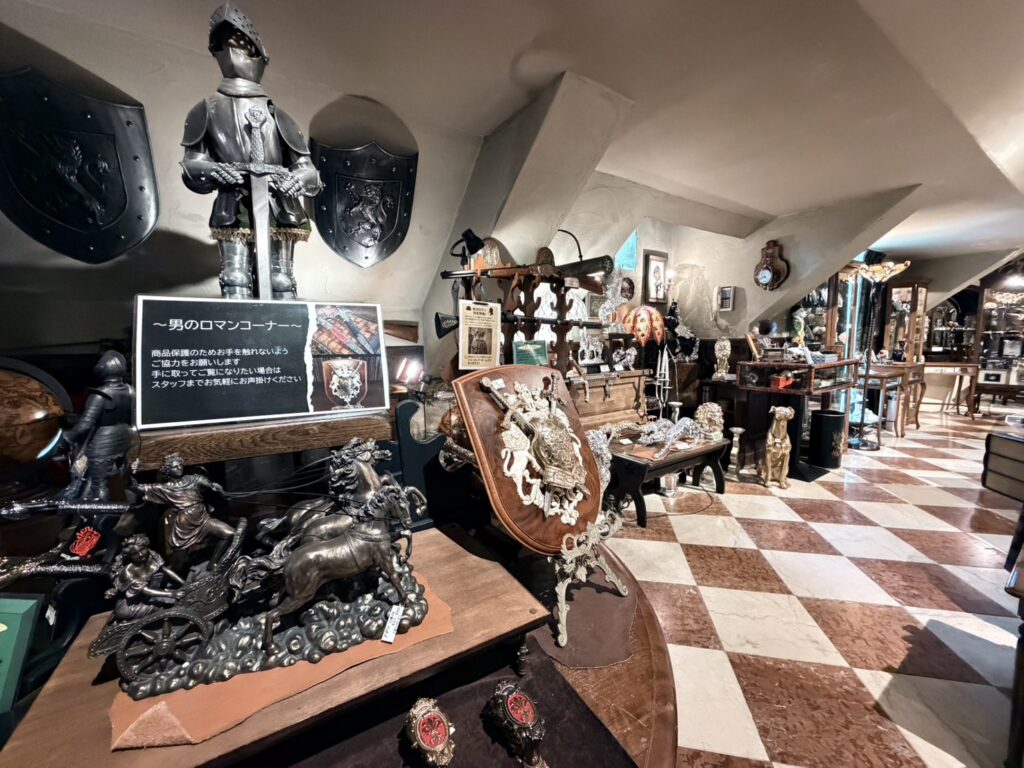 群馬県高山村の観光施設内にある、天井画とシャンデリアが美しいヨーロッパ風展示室。重厚なアンティーク家具と展示ケースが並ぶ内観。