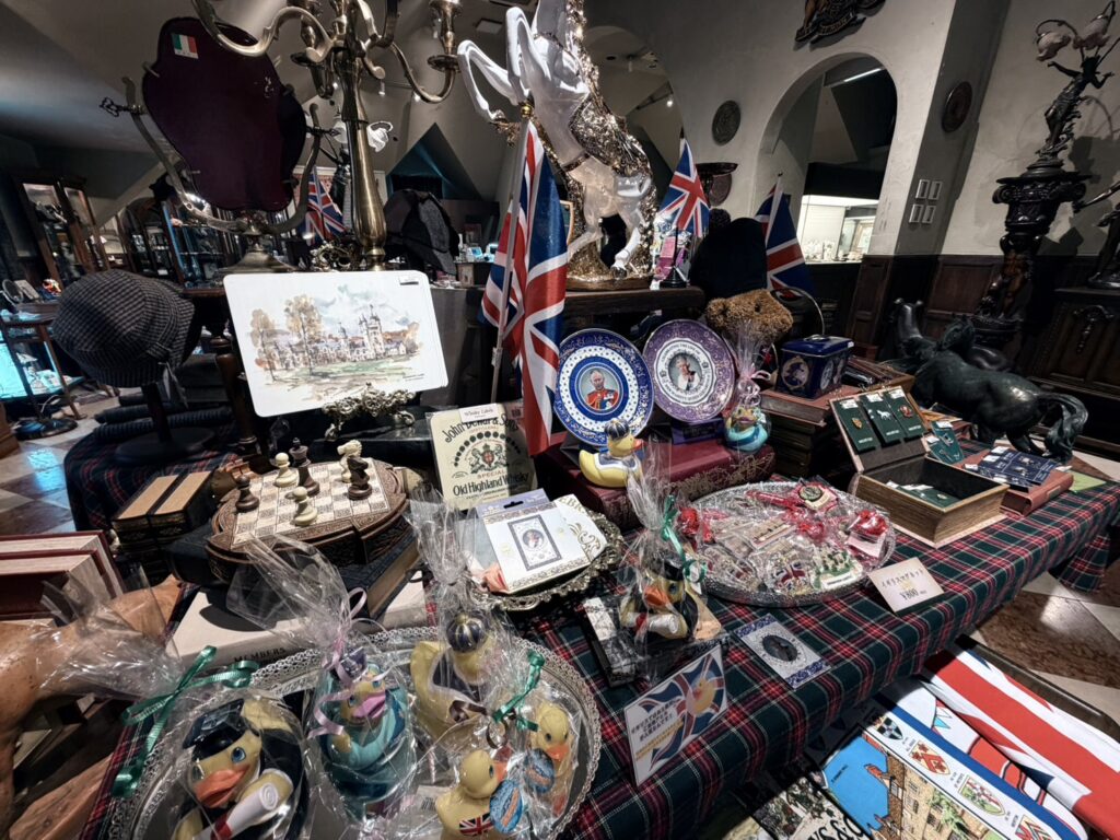 イギリス国旗やチェスセット、ロイヤルスタイルのアヒルの置物が並ぶ英国風ギフトショップのディスプレイ