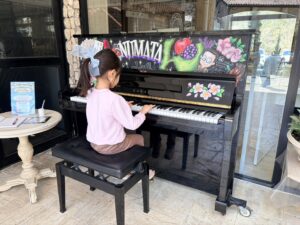 街角に響く音色。お城のストリートピアノで奏でる春のひととき🎹