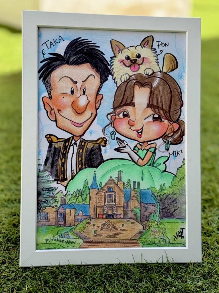 この作品は、Takaさん、Mikiさん、そして愛犬のPonちゃんをモデルにした、色彩豊かなカリカチュアです。まるでお城を舞台にしたおとぎ話のワンシーンのような演出が施されており、ドレスアップした二人の幸せそうな表情と、ちょこんと乗ったPonちゃんのキュートな存在感が印象的です。細部まで丁寧に描かれた背景のグラデーションや、キャラクターの個性を捉えたタッチが、見る人を温かい気持ちにさせてくれます。
