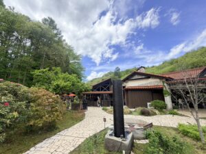 新緑のロックハート城庭園と青空