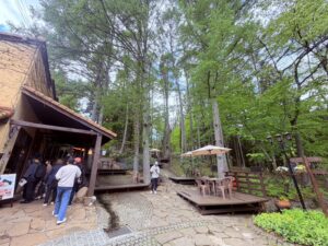 春の陽気に包まれた、デート日和の当施設。緑豊かな木々の中、お二人で、美味しいお食事や買い物を楽しんでいる様子。