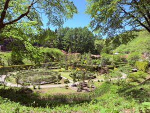 新緑が美しいロックハート城の庭園風景