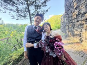 結婚式のお城ロケーションで笑顔を見せるドレス姿の新婦と新郎