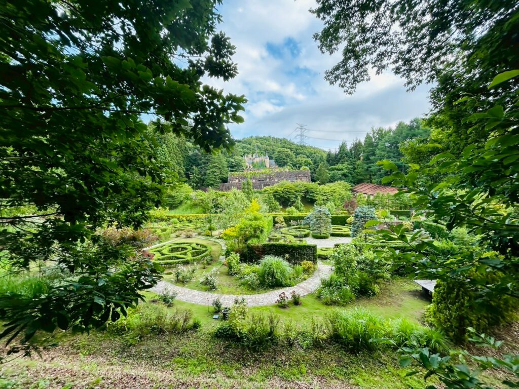 ロックハート城のウィリアムズ・ガーデンを木々の間から眺めた夏の風景