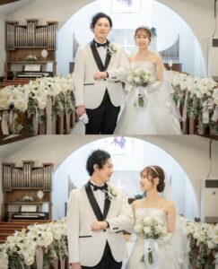 白いチャペルの中で、白いタキシードを着た新郎とウェディングドレスを着た新婦が腕を組み、笑顔で並んでいる写真と、お互いを見つめ合っている写真の2分割画像。新婦はかすみ草のブーケを持っています。