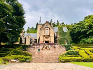 群馬県高山村のロックハート城にある緑豊かなウィリアムズ・ガーデンと歴史的な洋館